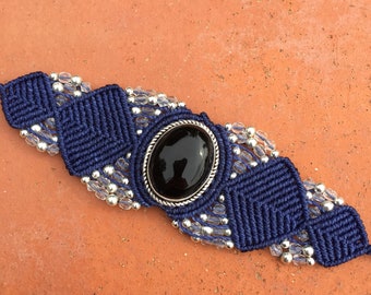 Bracelet en macramé avec onyx sertissage argent 925 et perles métal et à facettes - bleu marine