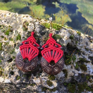 Boucles d'oreille en macramé rouge style ethnique noix de coco gravée image 1