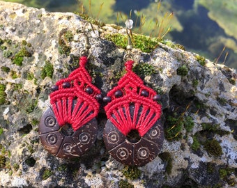Ethnic macrame earrings with carved coconut - red