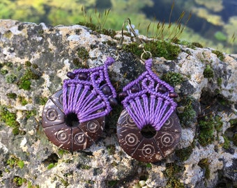 Boucles d'oreille en macramé style ethnique noix de coco gravée couleur mauve