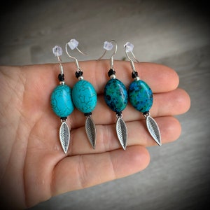 Boucles doreille avec breloques feuilles argentées et perles au choix: chrysocolle ou howlite turquoise image 5