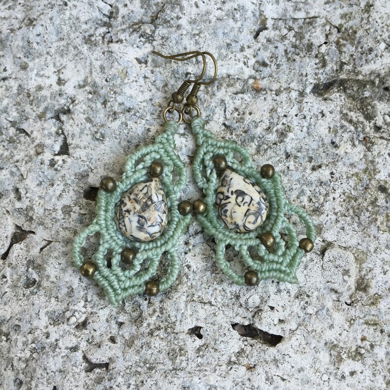 Boucles d'oreille en macramé avec jaspe turritelle forme goutte et perles métal bronze fil vert pale image 3