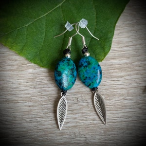 Boucles doreille avec breloques feuilles argentées et perles au choix: chrysocolle ou howlite turquoise image 7