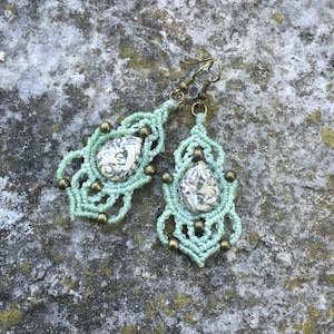 Boucles d'oreille en macramé avec jaspe turritelle forme goutte et perles métal bronze fil vert pale image 1