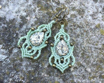 Boucles d'oreille en macramé avec jaspe turritelle forme goutte et perles métal bronze fil vert pale