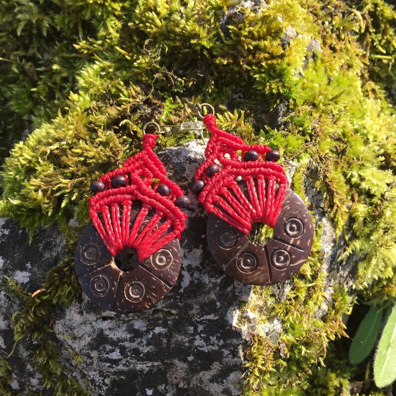 Boucles d'oreille en macramé rouge style ethnique noix de coco gravée image 4