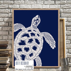Blau-weiße moderne nautische Wandkunst, Meeresschildkröte auf dunkelblauem Küsten-Wanddekor, Strand-Haus-Dekor-Badezimmer-Kunst-Illustration