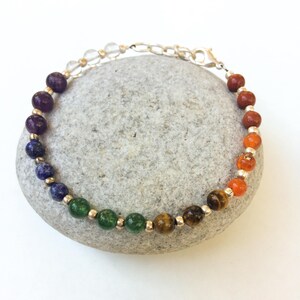 Chakra Armband, Natürliche Edelsteine Armband, Regenbogen Armband, Chakra Farben Armband, Regenbogen Schmuck, Rundes Stein Perlenarmband, Spiritualität