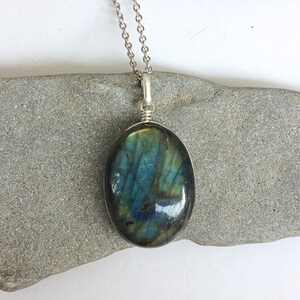 Tiny Labradorite pendant, Oval shape, Natural Labradorite stone pendant, Shiny Gemstone, Reflexions, Wire work, Oval Rainbow Labradorite