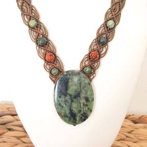 Südafrikanische Jade Halskette, Jade Makramee Halskette, Große Stein Kette, Großer ovaler grüner Stein, Dunkelgrün, Buddstone Jade, Rudraksha samen