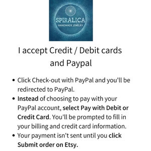 Może przedstawiać: Tekst na białym tle, kt&oacute;ry brzmi: "Akceptuję karty kredytowe / debetowe i Paypal." Następuje lista punktowana: "Kliknij "Zapłać przez Paypal" i zostaniesz przekierowany do Paypal. Zamiast wybrać płatność za pomocą konta Paypal, wybierz "Zapłać kartą debetową lub kredytową". Zostaniesz poproszony o podanie danych do faktury i karty kredytowej. Płatność nie zostanie wysłana, dop&oacute;ki nie klikniesz "Wyślij zam&oacute;wienie na Etsy"."