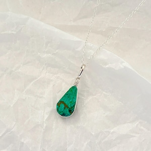 Winziger Eilat Stein Anhänger, Kleiner Teardrop Eilat Stein, Naturstein Sterling Silber Anhänger, Eilat Stein Schmuck, Schmuck aus Israel, Geschenk