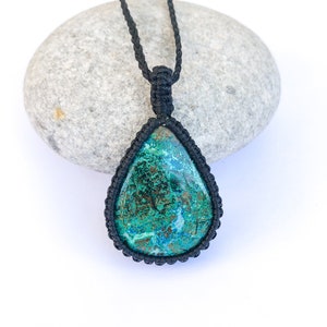 Collier en pierre d&#39;Eilat naturelle, collier en pierre d&#39;Eilat en forme de larme, bijoux d&#39;Israël, collier pendentif en macramé d&#39;Eilat, collier unisexe