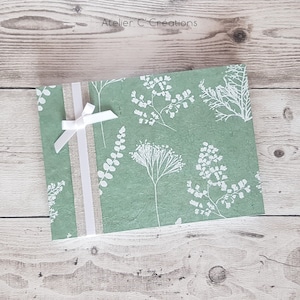Livre d'or Mariage ou Baptême { Green } papier du Népal vert sauge, motif herbier blanc, lin et satin