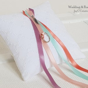Coussin alliances broderie anglaise et ruban de satin coloris pastel { Folk }