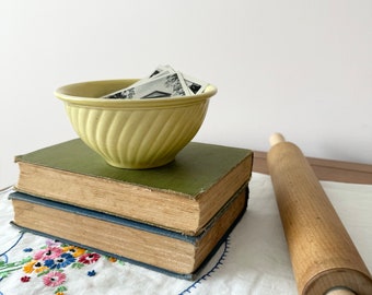 Vintage Yellow Ceramic Mixing Bowl: Swirl Pattern, Crazed Glaze