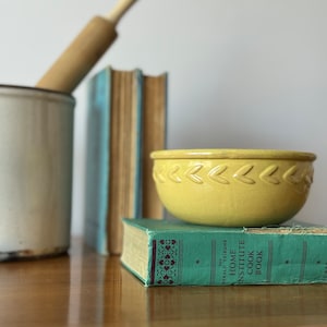 Vintage Yellow Stoneware Mixing Bowl: Mid-Century Kitchen Pottery (7&quot;x3&quot;)