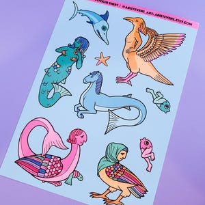 Könnte beinhalten: Ein Stickerbogen mit farbenfrohen Illustrationen von Meereskreaturen und Fabelwesen. Designs umfassen einen Delfin, eine Meerjungfrau, ein Seepferdchen und vogelartige Figuren. Der Text "SEA AND SKY STICKER SHEET" ist oben sichtbar.