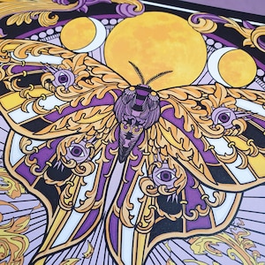 Può includere: Una falena viola e oro con dettagli intricati e grandi occhi, su uno sfondo di lune gialle e vortici decorativi.