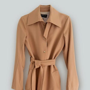 Gabardina ligera de lana color camel de Patrizia Pepe, estilo vintage, adornada con parches vintage - rediseñada.