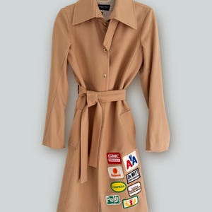 Gabardina ligera de lana color camel de Patrizia Pepe, estilo vintage, adornada con parches vintage - rediseñada.