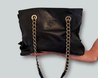 Bolsa Prada Vintage Oversized em Couro Nappa de Bezerro com Alça de Corrente - Anos 90