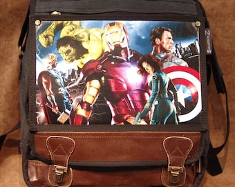 Peut inclure: Sac messager en toile noire avec un rabat en cuir marron et une fermeture à boucle. Le rabat avant présente un graphique coloré des personnages des Avengers, dont Iron Man, Hulk, Thor, Captain America et Black Widow. Le sac a une poche zippée sur le devant et un petit patch avec le texte "SavvyBags".