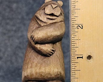Cet ours en bois miniature sculpté à la main est heureux et à collectionner, seul câlin d'ours