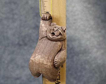 Cet ours en bois sculpté par un artiste est un objet de collection fabriqué en Amérique, un cadeau miniature au design original ; sculpté à la main, il fera un cadeau heureux.