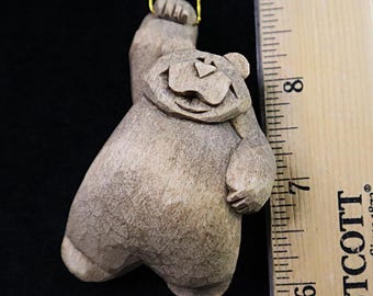 Cette décoration d'ours en bois sculpté par un artiste est une pièce de collection, fabriquée en Amérique, un cadeau miniature au design original ; cela fait un cadeau heureux.