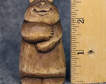 Ours, cadeau miniature en bois sculpté à la main qui fait un câlin, joyeux et à collectionner.