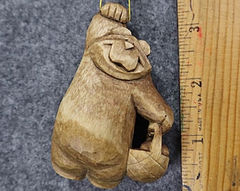 Ornement d'ours en bois sculpté à la main, avec panier de Pâques, par une artiste vendant son propre travail, fabriqué en Amérique, oeuvre d'art patrimoniale de collection, cadeau.