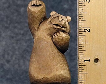 Cet ours ondulant au design original est sculpté à la main dans du bois de tilleul.