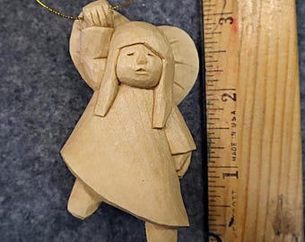 Décoration d'enfant ange, conçue par un artiste et sculptée à la main dans du bois de tilleul.