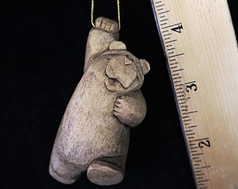 Cette décoration d'ours en bois sculpté par un artiste est une pièce de collection, fabriquée en Amérique, un cadeau miniature au design original ; cela fait un cadeau heureux.