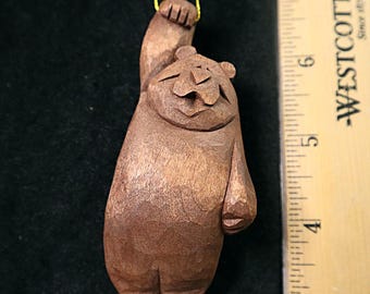 Ornement d'ours en bois sculpté à la main, un ours d'art heureux et original, fabriqué en Amérique, par l'artiste Christine Coffman