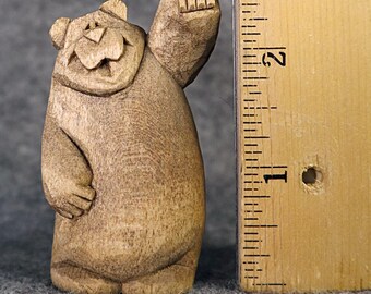 Ours en bois sculptés par un artiste original, sculptures miniatures conçues, sculptées à la main par Christine Coffman avec 63 ans d'expérience dans la sculpture sur bois.