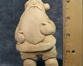 Père Noël original en bois, fabriqué aux États-Unis, conçu, sculpté à la main par l'artiste Christine Coffman à l'aide de bois de tilleul, signé et daté