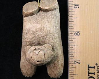 Cette décoration d'ours en bois sculpté par un artiste est une pièce de collection, fabriquée en Amérique, un cadeau miniature au design original ; cela fait un cadeau heureux.