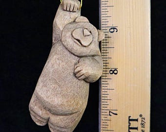 Cette décoration d'ours en bois sculpté par un artiste est une pièce de collection, fabriquée en Amérique, un cadeau miniature au design original ; cela fait un cadeau heureux.