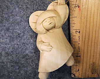 Décoration d'enfant ange, conçue par un artiste et sculptée à la main dans du bois de tilleul.