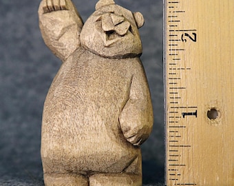 Ours en bois originaux sculptés par un artiste, sculptures miniatures conçues, sculptées à la main par Christine Coffman avec 62 ans d'expérience dans la sculpture sur bois.