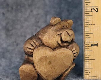 ours sculpté à la main tenant un coeur, oeuvre d'art originale signée et datée