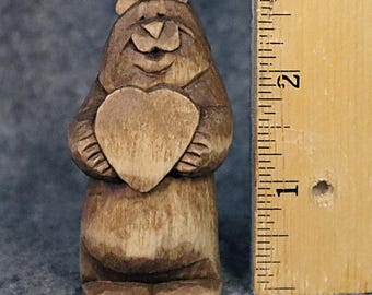 Coeur tenant un ours sculpté à la main pour la Saint-Valentin, fête des mères ou fête des pères.