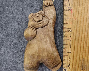 Une décoration originale d'ours en bois sculpté à la main par une artiste vendant ses propres oeuvres, fabriquée en Amérique, oeuvre d'art patrimoniale de collection, un cadeau ours heureux.