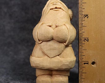 Père Noël original en bois, fabriqué aux États-Unis, conçu, sculpté à la main par l'artiste Christine Coffman à l'aide de bois de tilleul, signé et daté