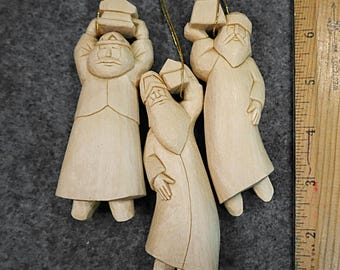 Ensemble d'ornements en bois, les Rois Mages ou les Rois Mages, fabriqué aux États-Unis, conçu par l'artiste et sculpté à la main dans du bois de tilleul, signé et daté.