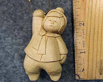 Décoration pour garçon habillée pour l'hiver, design original, sculpté à la main dans du bois de tilleul. Signé et daté de l'artiste.