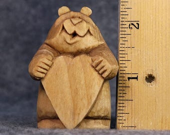Ours heureux tenant un coeur, oeuvre d'art originale sculptée à la main