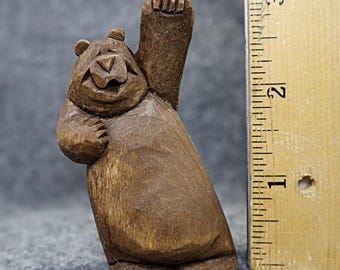 Cet ours en bois sculpté par un artiste est un objet de collection fabriqué en Amérique, un cadeau miniature au design original ; sculpté à la main, il fera un cadeau heureux.